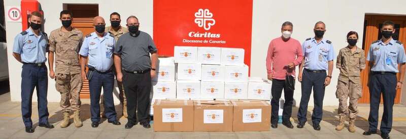 Imagen de la entrega de alimentos en las instalaciones de Cáritas / TA